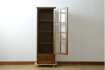 中古　美品　希少な廃番品!　三越家具　COUNTRY HOUSE(カントリーハウス)　Brugge(ブルージュ)　すっきりとした縦型フォルムのガラス扉キャビネット　(R-087350)