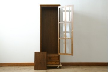 中古　美品　希少な廃番品!　三越家具　COUNTRY HOUSE(カントリーハウス)　Brugge(ブルージュ)　すっきりとした縦型フォルムのガラス扉キャビネット　(R-087350)