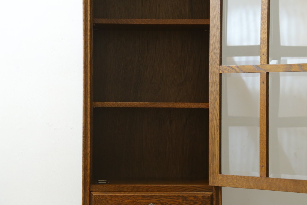 中古　美品　希少な廃番品!　三越家具　COUNTRY HOUSE(カントリーハウス)　Brugge(ブルージュ)　すっきりとした縦型フォルムのガラス扉キャビネット　(R-087350)