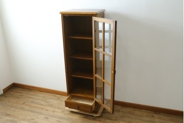 中古　美品　希少な廃番品!　三越家具　COUNTRY HOUSE(カントリーハウス)　Brugge(ブルージュ)　すっきりとした縦型フォルムのガラス扉キャビネット　(R-087350)
