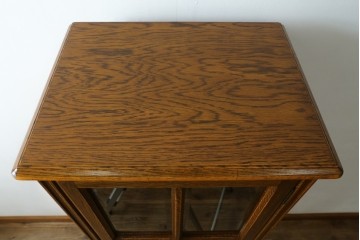中古　美品　希少な廃番品!　三越家具　COUNTRY HOUSE(カントリーハウス)　Brugge(ブルージュ)　すっきりとした縦型フォルムのガラス扉キャビネット　(R-087350)