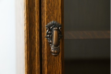 中古　美品　希少な廃番品!　三越家具　COUNTRY HOUSE(カントリーハウス)　Brugge(ブルージュ)　すっきりとした縦型フォルムのガラス扉キャビネット　(R-087350)