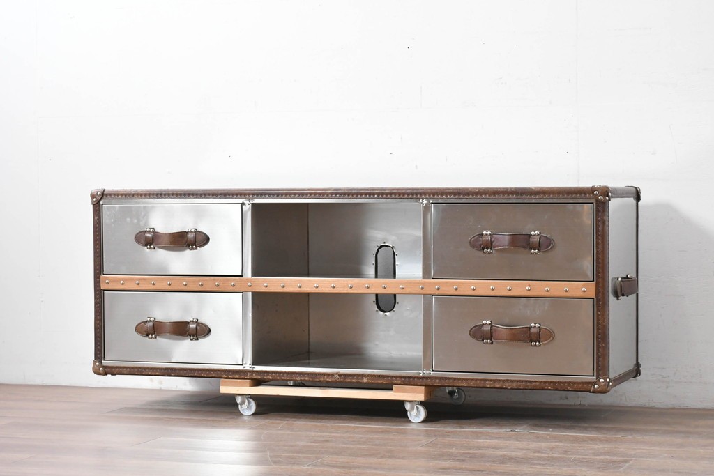 中古　美品　HALO(ハロ)　STONYHURST ENTERTAINMENT UNIT BRUSHED STEEL(ストニーハースト エンターテインメント ユニット ブラッシュドスチール)　鋲打ち×メタルの無骨なデザインが際立つ テレビボード　定価約31万円　(R-087351)