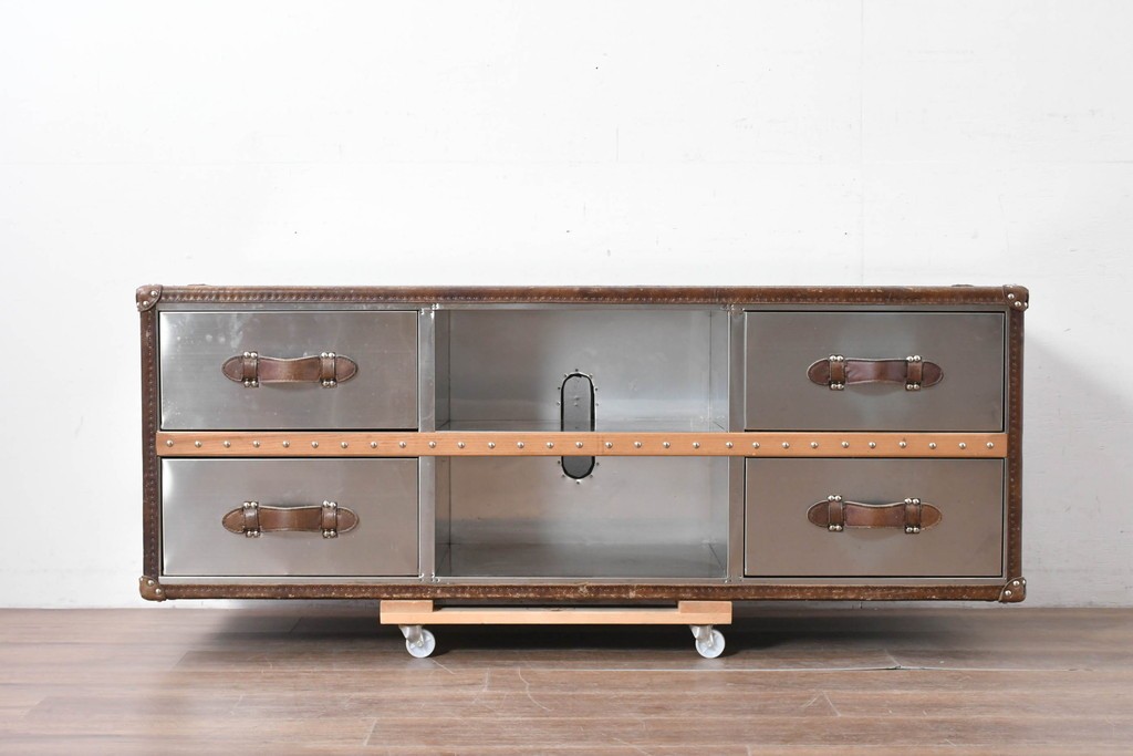 中古　美品　HALO(ハロ)　STONYHURST ENTERTAINMENT UNIT BRUSHED STEEL(ストニーハースト エンターテインメント ユニット ブラッシュドスチール)　鋲打ち×メタルの無骨なデザインが際立つ テレビボード　定価約31万円　(R-087351)