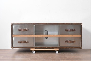 中古　美品　HALO(ハロ)　STONYHURST ENTERTAINMENT UNIT BRUSHED STEEL(ストニーハースト エンターテインメント ユニット ブラッシュドスチール)　鋲打ち×メタルの無骨なデザインが際立つ テレビボード　定価約31万円　(R-087351)