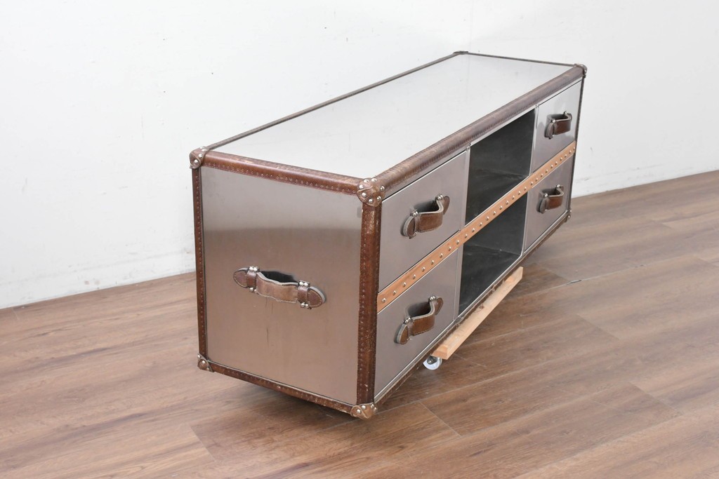 中古　美品　HALO(ハロ)　STONYHURST ENTERTAINMENT UNIT BRUSHED STEEL(ストニーハースト エンターテインメント ユニット ブラッシュドスチール)　鋲打ち×メタルの無骨なデザインが際立つ テレビボード　定価約31万円　(R-087351)