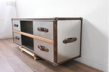 中古　美品　HALO(ハロ)　STONYHURST ENTERTAINMENT UNIT BRUSHED STEEL(ストニーハースト エンターテインメント ユニット ブラッシュドスチール)　鋲打ち×メタルの無骨なデザインが際立つ テレビボード　定価約31万円　(R-087351)