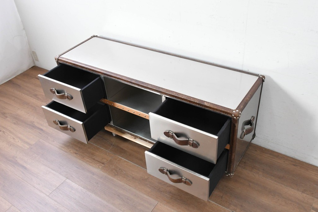 中古　美品　HALO(ハロ)　STONYHURST ENTERTAINMENT UNIT BRUSHED STEEL(ストニーハースト エンターテインメント ユニット ブラッシュドスチール)　鋲打ち×メタルの無骨なデザインが際立つ テレビボード　定価約31万円　(R-087351)