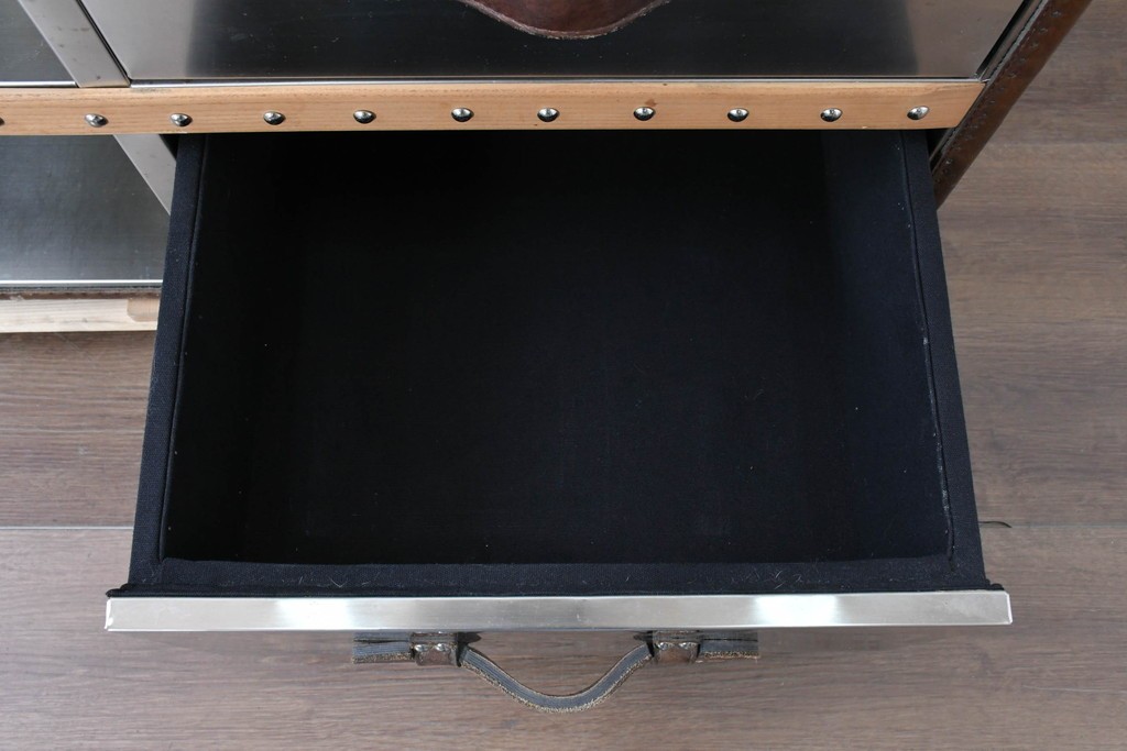 中古　美品　HALO(ハロ)　STONYHURST ENTERTAINMENT UNIT BRUSHED STEEL(ストニーハースト エンターテインメント ユニット ブラッシュドスチール)　鋲打ち×メタルの無骨なデザインが際立つ テレビボード　定価約31万円　(R-087351)