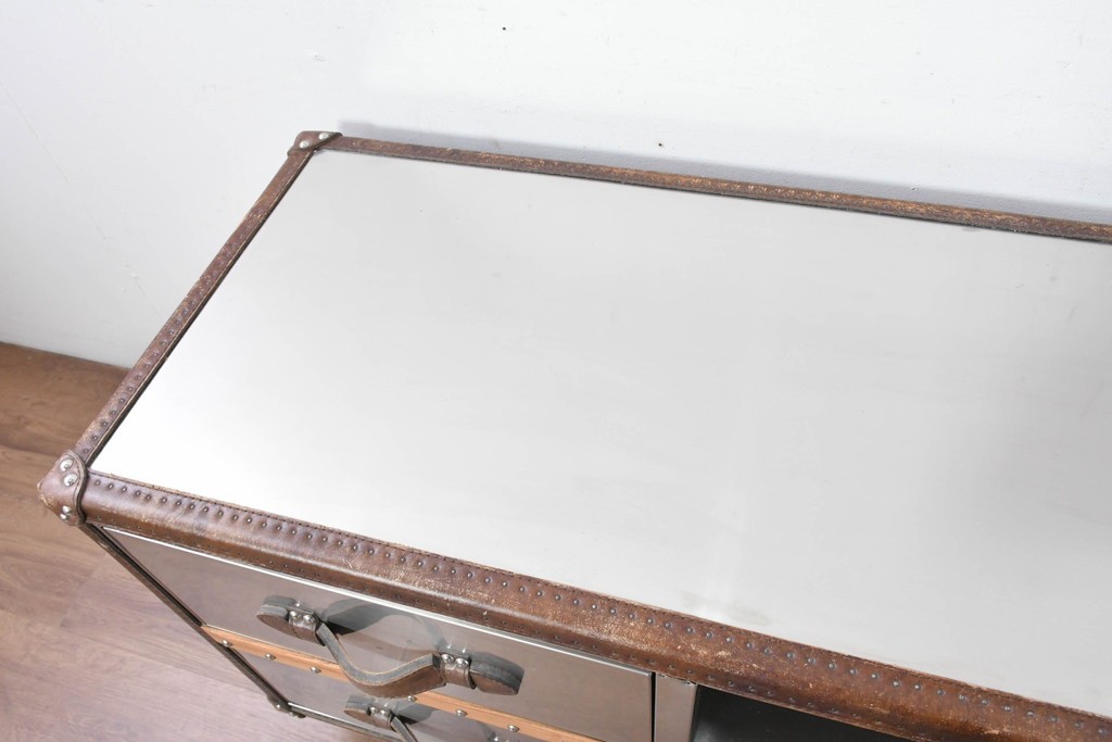 中古　美品　HALO(ハロ)　STONYHURST ENTERTAINMENT UNIT BRUSHED STEEL(ストニーハースト エンターテインメント ユニット ブラッシュドスチール)　鋲打ち×メタルの無骨なデザインが際立つ テレビボード　定価約31万円　(R-087351)
