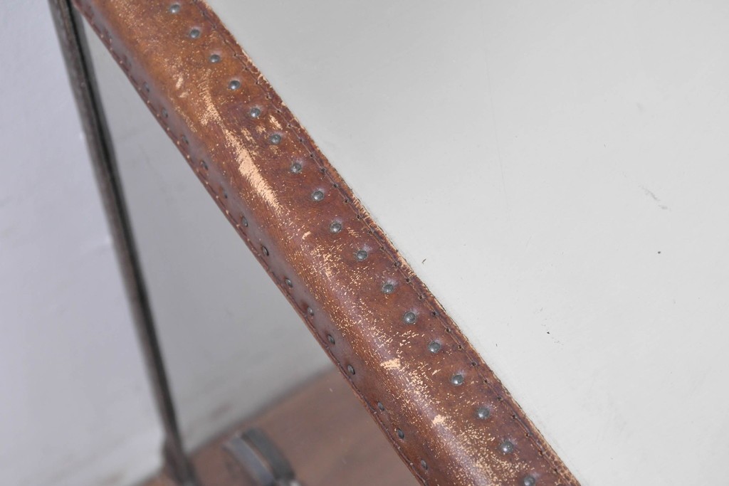 中古　美品　HALO(ハロ)　STONYHURST ENTERTAINMENT UNIT BRUSHED STEEL(ストニーハースト エンターテインメント ユニット ブラッシュドスチール)　鋲打ち×メタルの無骨なデザインが際立つ テレビボード　定価約31万円　(R-087351)