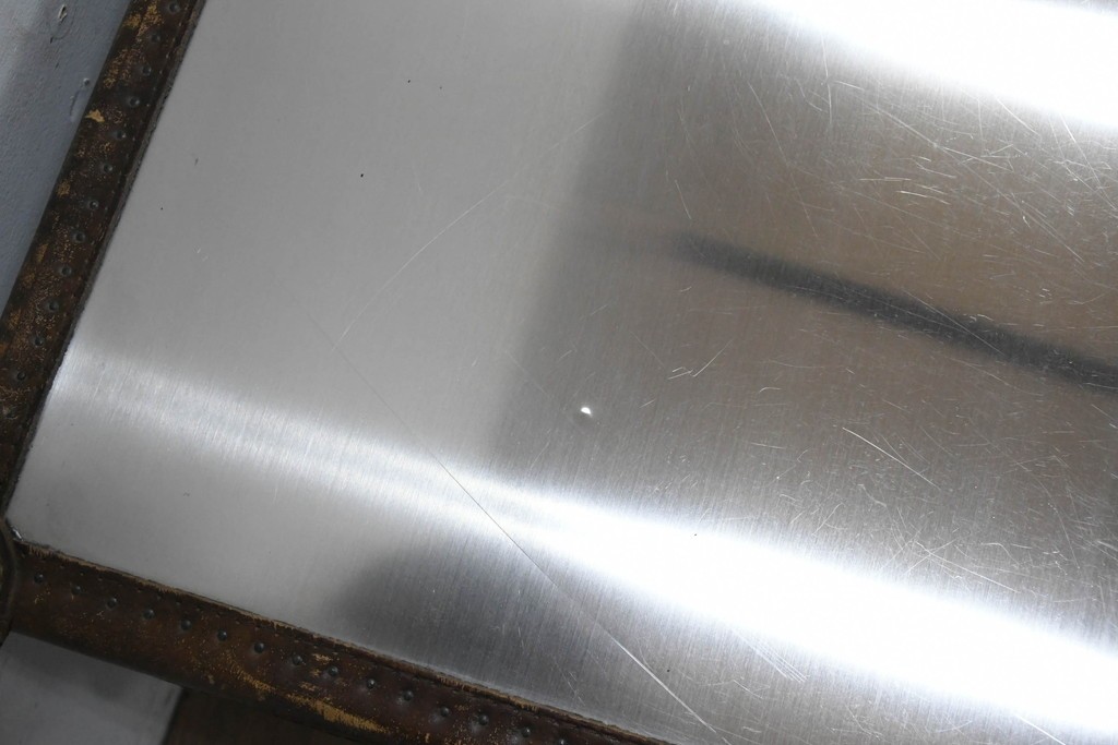 中古　美品　HALO(ハロ)　STONYHURST ENTERTAINMENT UNIT BRUSHED STEEL(ストニーハースト エンターテインメント ユニット ブラッシュドスチール)　鋲打ち×メタルの無骨なデザインが際立つ テレビボード　定価約31万円　(R-087351)