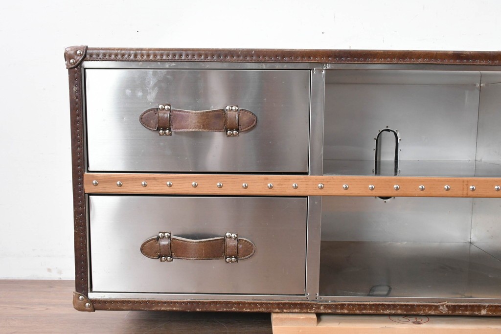 中古　美品　HALO(ハロ)　STONYHURST ENTERTAINMENT UNIT BRUSHED STEEL(ストニーハースト エンターテインメント ユニット ブラッシュドスチール)　鋲打ち×メタルの無骨なデザインが際立つ テレビボード　定価約31万円　(R-087351)