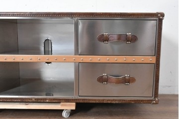 中古　美品　HALO(ハロ)　STONYHURST ENTERTAINMENT UNIT BRUSHED STEEL(ストニーハースト エンターテインメント ユニット ブラッシュドスチール)　鋲打ち×メタルの無骨なデザインが際立つ テレビボード　定価約31万円　(R-087351)