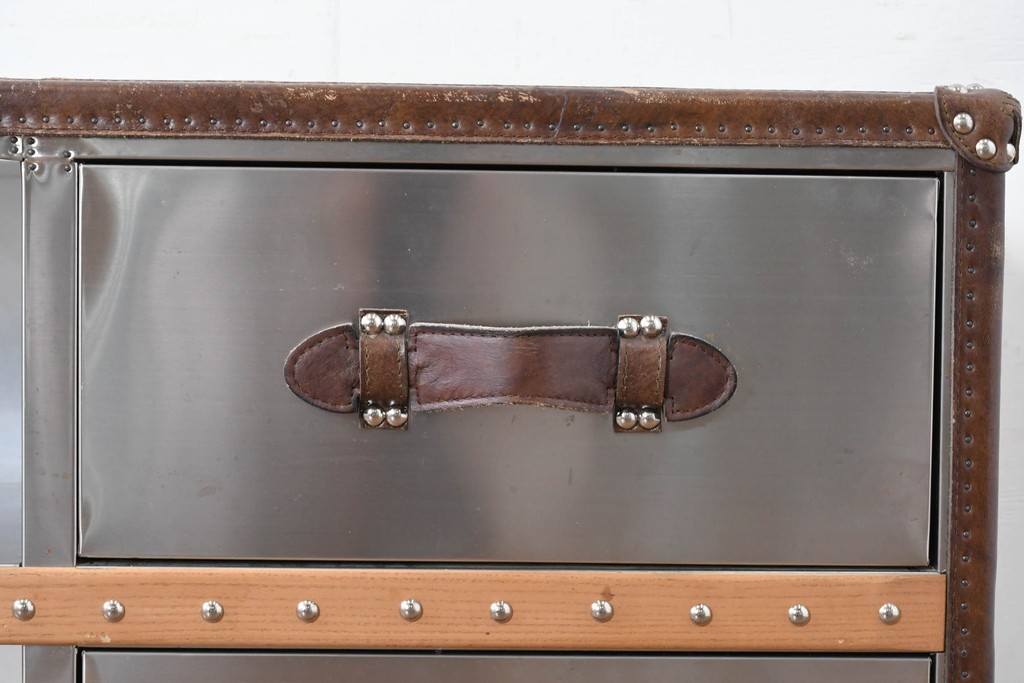 中古　美品　HALO(ハロ)　STONYHURST ENTERTAINMENT UNIT BRUSHED STEEL(ストニーハースト エンターテインメント ユニット ブラッシュドスチール)　鋲打ち×メタルの無骨なデザインが際立つ テレビボード　定価約31万円　(R-087351)