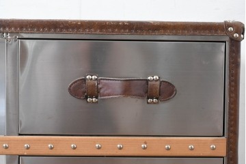 中古　美品　HALO(ハロ)　STONYHURST ENTERTAINMENT UNIT BRUSHED STEEL(ストニーハースト エンターテインメント ユニット ブラッシュドスチール)　鋲打ち×メタルの無骨なデザインが際立つ テレビボード　定価約31万円　(R-087351)