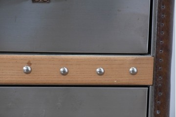 中古　美品　HALO(ハロ)　STONYHURST ENTERTAINMENT UNIT BRUSHED STEEL(ストニーハースト エンターテインメント ユニット ブラッシュドスチール)　鋲打ち×メタルの無骨なデザインが際立つ テレビボード　定価約31万円　(R-087351)