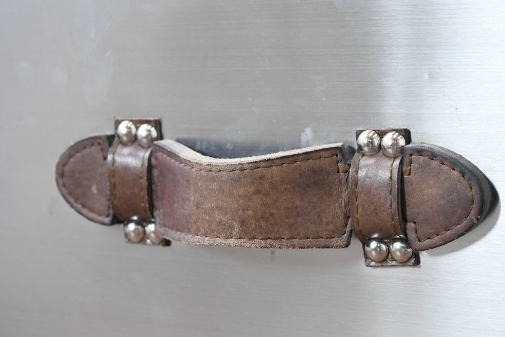 中古　美品　HALO(ハロ)　STONYHURST ENTERTAINMENT UNIT BRUSHED STEEL(ストニーハースト エンターテインメント ユニット ブラッシュドスチール)　鋲打ち×メタルの無骨なデザインが際立つ テレビボード　定価約31万円　(R-087351)