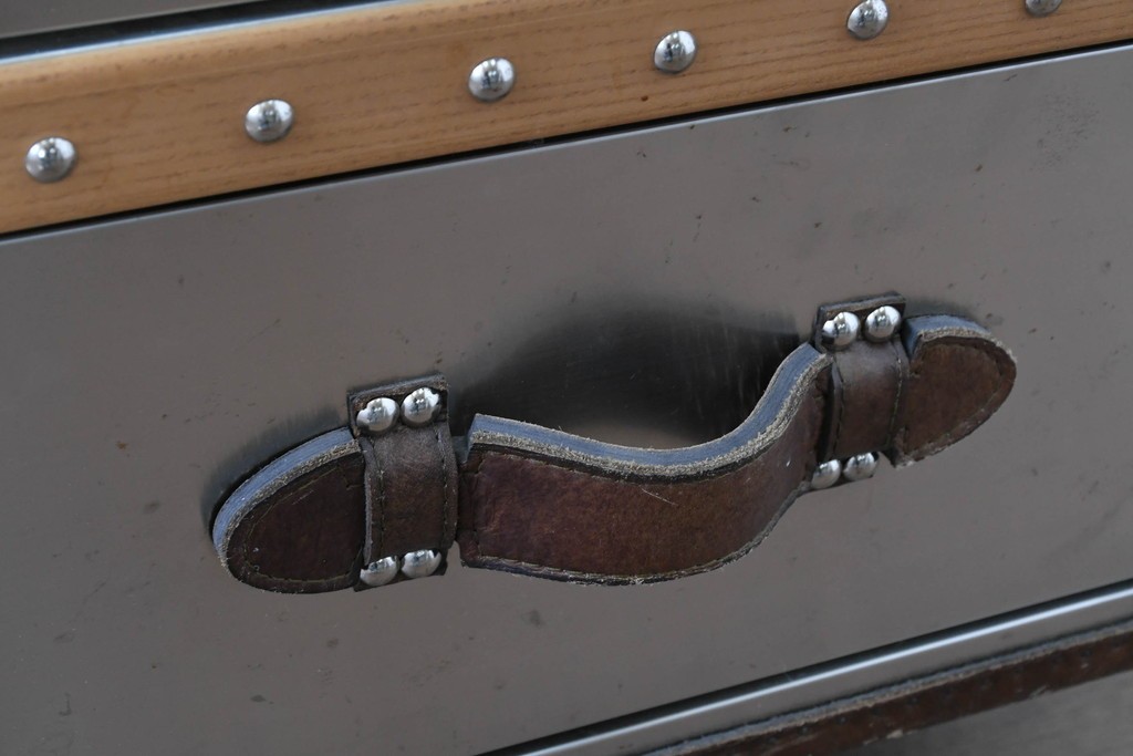 中古　美品　HALO(ハロ)　STONYHURST ENTERTAINMENT UNIT BRUSHED STEEL(ストニーハースト エンターテインメント ユニット ブラッシュドスチール)　鋲打ち×メタルの無骨なデザインが際立つ テレビボード　定価約31万円　(R-087351)