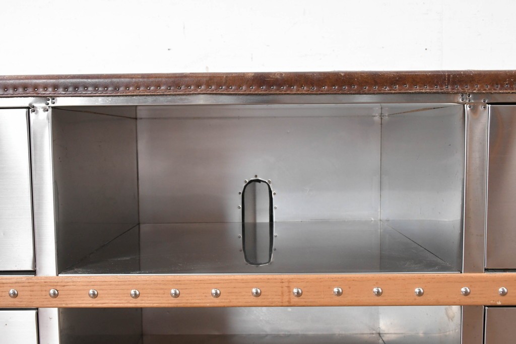 中古　美品　HALO(ハロ)　STONYHURST ENTERTAINMENT UNIT BRUSHED STEEL(ストニーハースト エンターテインメント ユニット ブラッシュドスチール)　鋲打ち×メタルの無骨なデザインが際立つ テレビボード　定価約31万円　(R-087351)