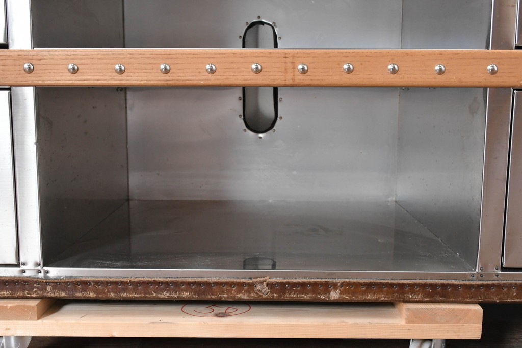 中古　美品　HALO(ハロ)　STONYHURST ENTERTAINMENT UNIT BRUSHED STEEL(ストニーハースト エンターテインメント ユニット ブラッシュドスチール)　鋲打ち×メタルの無骨なデザインが際立つ テレビボード　定価約31万円　(R-087351)