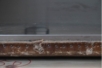 中古　美品　HALO(ハロ)　STONYHURST ENTERTAINMENT UNIT BRUSHED STEEL(ストニーハースト エンターテインメント ユニット ブラッシュドスチール)　鋲打ち×メタルの無骨なデザインが際立つ テレビボード　定価約31万円　(R-087351)