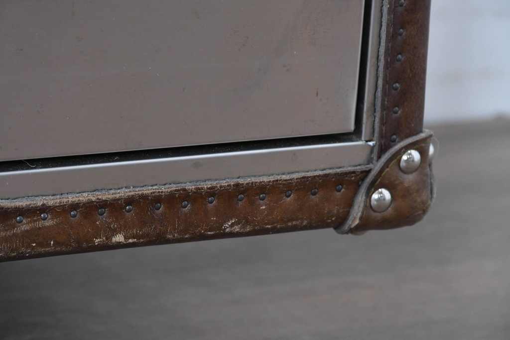 中古　美品　HALO(ハロ)　STONYHURST ENTERTAINMENT UNIT BRUSHED STEEL(ストニーハースト エンターテインメント ユニット ブラッシュドスチール)　鋲打ち×メタルの無骨なデザインが際立つ テレビボード　定価約31万円　(R-087351)