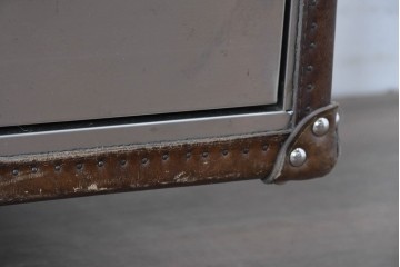 中古　美品　HALO(ハロ)　STONYHURST ENTERTAINMENT UNIT BRUSHED STEEL(ストニーハースト エンターテインメント ユニット ブラッシュドスチール)　鋲打ち×メタルの無骨なデザインが際立つ テレビボード　定価約31万円　(R-087351)