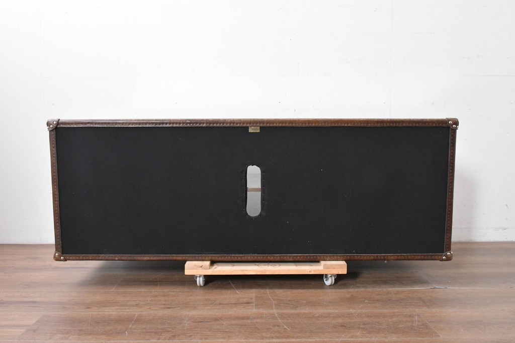 中古　美品　HALO(ハロ)　STONYHURST ENTERTAINMENT UNIT BRUSHED STEEL(ストニーハースト エンターテインメント ユニット ブラッシュドスチール)　鋲打ち×メタルの無骨なデザインが際立つ テレビボード　定価約31万円　(R-087351)