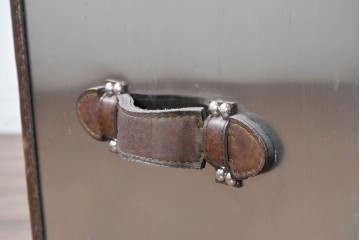 中古　美品　HALO(ハロ)　STONYHURST ENTERTAINMENT UNIT BRUSHED STEEL(ストニーハースト エンターテインメント ユニット ブラッシュドスチール)　鋲打ち×メタルの無骨なデザインが際立つ テレビボード　定価約31万円　(R-087351)