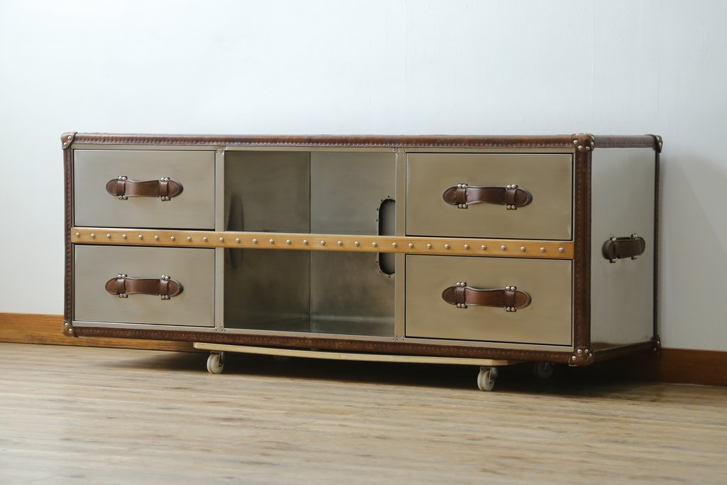中古　美品　HALO(ハロ)　STONYHURST ENTERTAINMENT UNIT BRUSHED STEEL(ストニーハースト エンターテインメント ユニット ブラッシュドスチール)　鋲打ち×メタルの無骨なデザインが際立つ テレビボード　定価約31万円　(R-087351)
