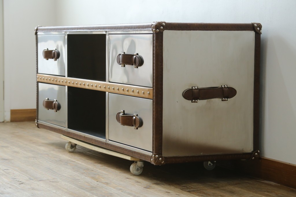 中古　美品　HALO(ハロ)　STONYHURST ENTERTAINMENT UNIT BRUSHED STEEL(ストニーハースト エンターテインメント ユニット ブラッシュドスチール)　鋲打ち×メタルの無骨なデザインが際立つ テレビボード　定価約31万円　(R-087351)