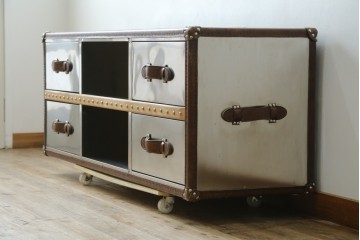 中古　美品　HALO(ハロ)　STONYHURST ENTERTAINMENT UNIT BRUSHED STEEL(ストニーハースト エンターテインメント ユニット ブラッシュドスチール)　鋲打ち×メタルの無骨なデザインが際立つ テレビボード　定価約31万円　(R-087351)