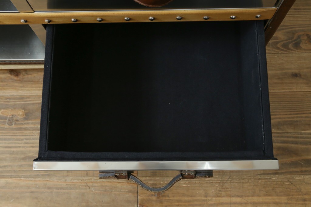 中古　美品　HALO(ハロ)　STONYHURST ENTERTAINMENT UNIT BRUSHED STEEL(ストニーハースト エンターテインメント ユニット ブラッシュドスチール)　鋲打ち×メタルの無骨なデザインが際立つ テレビボード　定価約31万円　(R-087351)