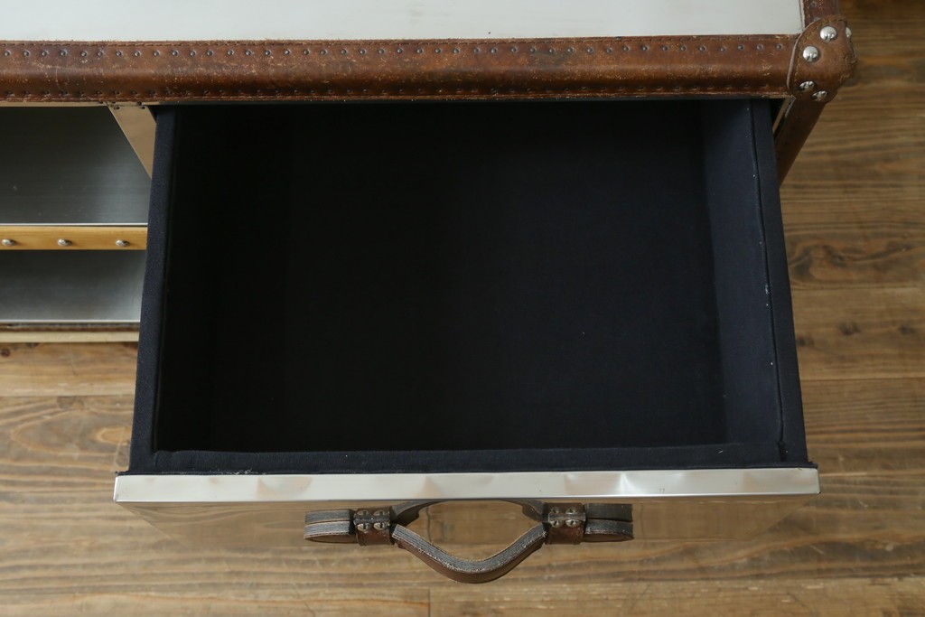 中古　美品　HALO(ハロ)　STONYHURST ENTERTAINMENT UNIT BRUSHED STEEL(ストニーハースト エンターテインメント ユニット ブラッシュドスチール)　鋲打ち×メタルの無骨なデザインが際立つ テレビボード　定価約31万円　(R-087351)