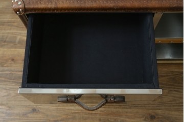 中古　美品　HALO(ハロ)　STONYHURST ENTERTAINMENT UNIT BRUSHED STEEL(ストニーハースト エンターテインメント ユニット ブラッシュドスチール)　鋲打ち×メタルの無骨なデザインが際立つ テレビボード　定価約31万円　(R-087351)