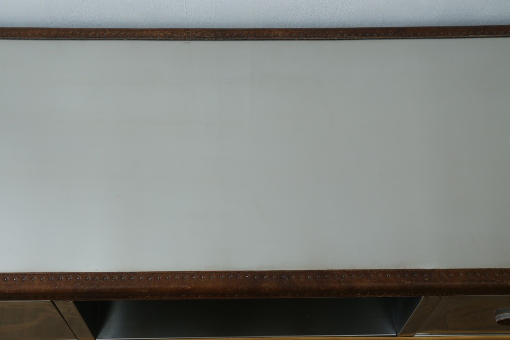 中古　美品　HALO(ハロ)　STONYHURST ENTERTAINMENT UNIT BRUSHED STEEL(ストニーハースト エンターテインメント ユニット ブラッシュドスチール)　鋲打ち×メタルの無骨なデザインが際立つ テレビボード　定価約31万円　(R-087351)