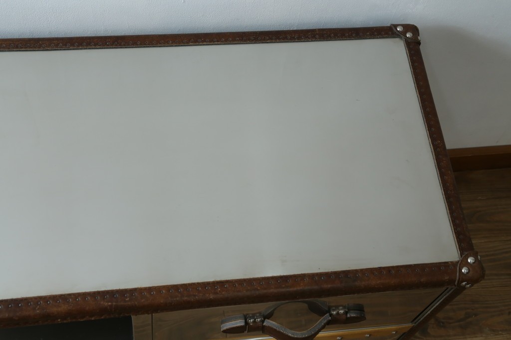 中古　美品　HALO(ハロ)　STONYHURST ENTERTAINMENT UNIT BRUSHED STEEL(ストニーハースト エンターテインメント ユニット ブラッシュドスチール)　鋲打ち×メタルの無骨なデザインが際立つ テレビボード　定価約31万円　(R-087351)