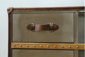 中古　美品　HALO(ハロ)　STONYHURST ENTERTAINMENT UNIT BRUSHED STEEL(ストニーハースト エンターテインメント ユニット ブラッシュドスチール)　鋲打ち×メタルの無骨なデザインが際立つ テレビボード　定価約31万円　(R-087351)