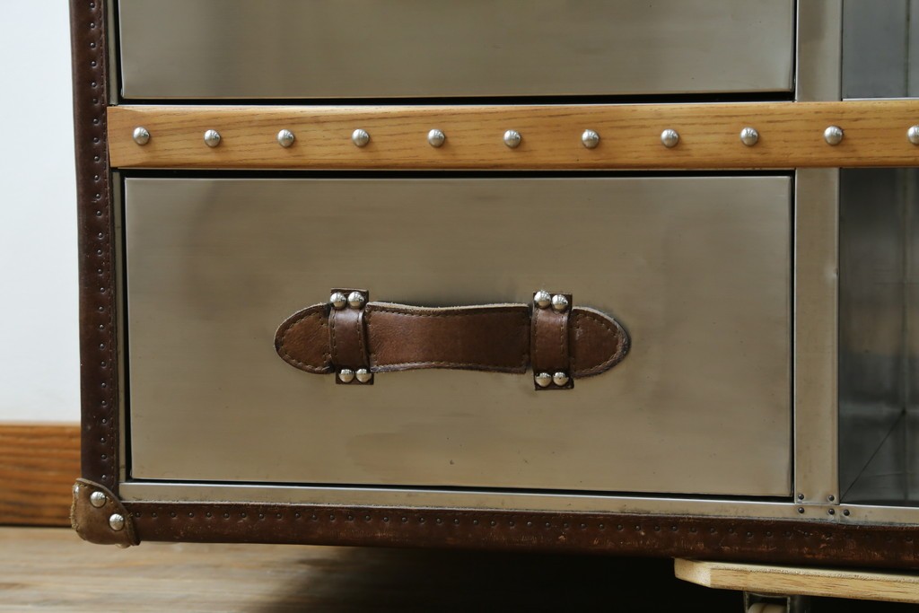 中古　美品　HALO(ハロ)　STONYHURST ENTERTAINMENT UNIT BRUSHED STEEL(ストニーハースト エンターテインメント ユニット ブラッシュドスチール)　鋲打ち×メタルの無骨なデザインが際立つ テレビボード　定価約31万円　(R-087351)