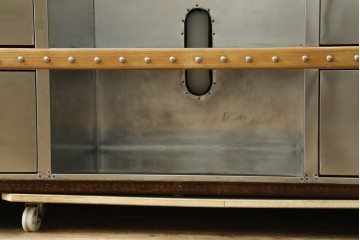 中古　美品　HALO(ハロ)　STONYHURST ENTERTAINMENT UNIT BRUSHED STEEL(ストニーハースト エンターテインメント ユニット ブラッシュドスチール)　鋲打ち×メタルの無骨なデザインが際立つ テレビボード　定価約31万円　(R-087351)