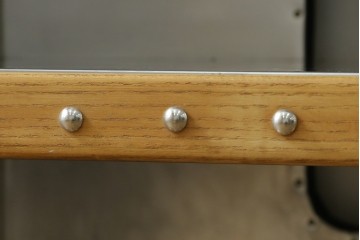 中古　美品　HALO(ハロ)　STONYHURST ENTERTAINMENT UNIT BRUSHED STEEL(ストニーハースト エンターテインメント ユニット ブラッシュドスチール)　鋲打ち×メタルの無骨なデザインが際立つ テレビボード　定価約31万円　(R-087351)