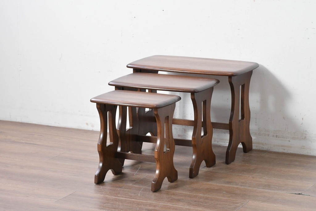 中古　美品　イギリス　ERCOL(アーコール)　Old Colonial(オールドコロニアル)シリーズ　エルム材の美しい木目が魅力のネストテーブル　(R-087352)