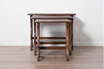 中古　美品　イギリス　ERCOL(アーコール)　Old Colonial(オールドコロニアル)シリーズ　エルム材の美しい木目が魅力のネストテーブル　(R-087352)