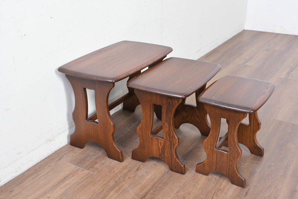 中古　美品　イギリス　ERCOL(アーコール)　Old Colonial(オールドコロニアル)シリーズ　エルム材の美しい木目が魅力のネストテーブル　(R-087352)