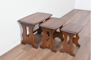 中古　美品　イギリス　ERCOL(アーコール)　Old Colonial(オールドコロニアル)シリーズ　エルム材の美しい木目が魅力のネストテーブル　(R-087352)