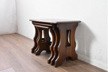 中古　美品　イギリス　ERCOL(アーコール)　Old Colonial(オールドコロニアル)シリーズ　エルム材の美しい木目が魅力のネストテーブル　(R-087352)