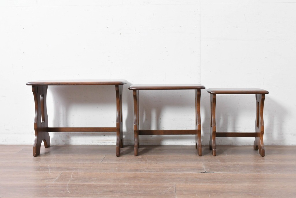 中古　美品　イギリス　ERCOL(アーコール)　Old Colonial(オールドコロニアル)シリーズ　エルム材の美しい木目が魅力のネストテーブル　(R-087352)