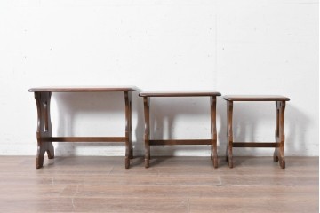 中古　美品　イギリス　ERCOL(アーコール)　Old Colonial(オールドコロニアル)シリーズ　エルム材の美しい木目が魅力のネストテーブル　(R-087352)