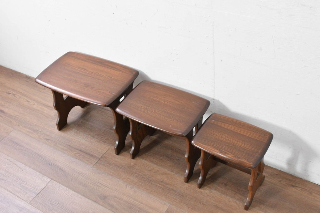 中古　美品　イギリス　ERCOL(アーコール)　Old Colonial(オールドコロニアル)シリーズ　エルム材の美しい木目が魅力のネストテーブル　(R-087352)